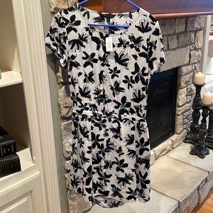 Banana Republic women’s dress. Open back. Size L. New with tags.